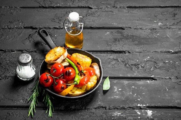 Diversas verduras asadas a la parrilla en una cacerola