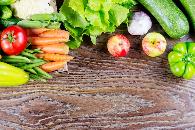 Diversas verduras frescas en un fondo de madera, espacio de la copia. Concepto de alimentación saludable