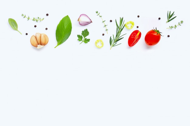 Diversas verduras y hierbas frescas en el fondo blanco. Concepto de alimentación saludable