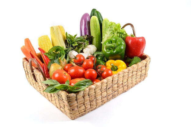 Diversas verduras orgánicas frescas para sano en el fondo de madera.