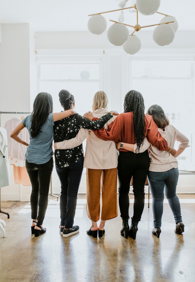 Foto diverse frauen stehen vor dem fenster