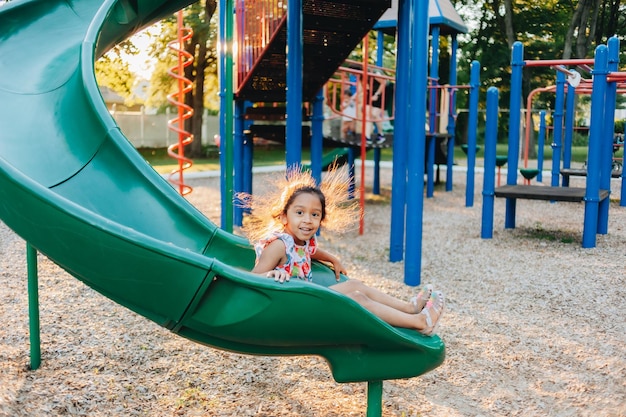 Diverse gemischte Rasse Vorschulmädchen im Sommer im Freien Spaß im Spielplatzpark haben