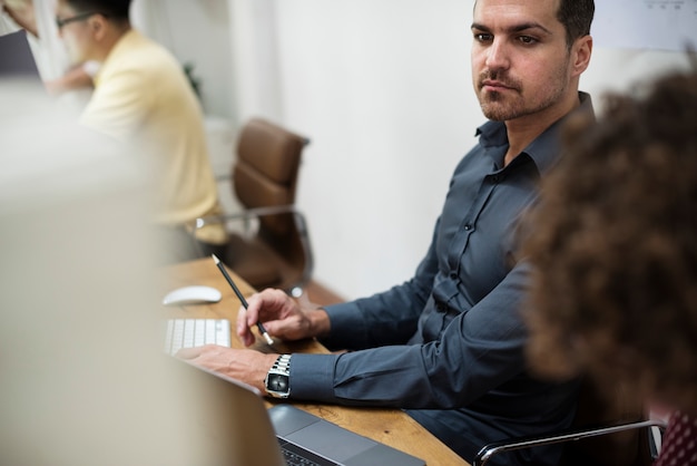 Diverse Geschäftsleute arbeiten