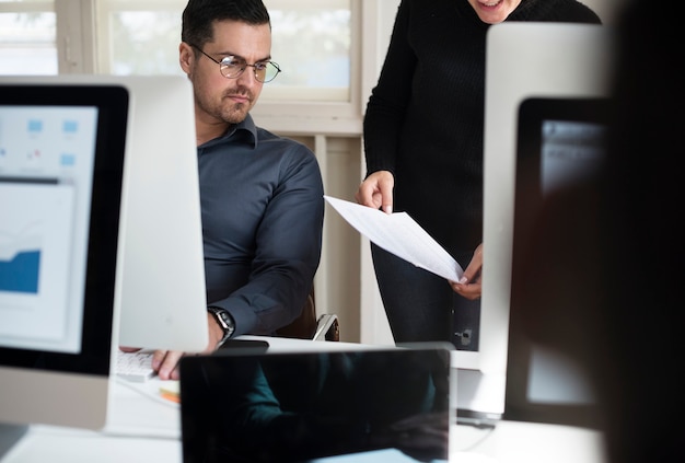 Diverse Geschäftsleute arbeiten