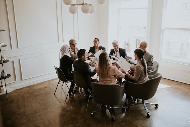 Diverse Geschäftsleute, die ein Meeting haben