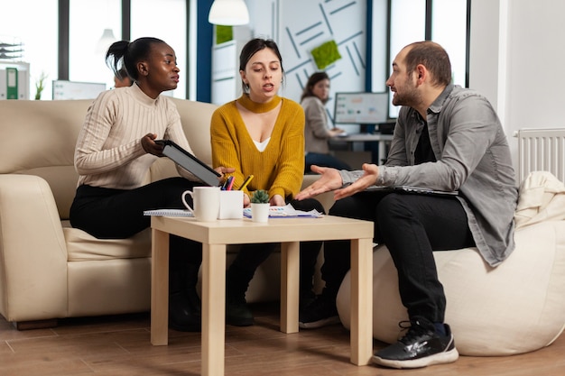 Diverse Geschäftsleute, die in Teamarbeit arbeiten und die Projektstrategie diskutieren