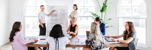 Diverse Geschäftsleute in einem Meeting