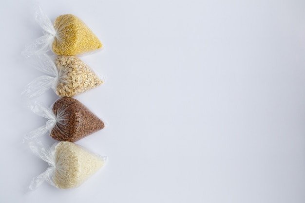 Diverse Grütze in kleinen Plastiktüten Reis und Haferflocken Buchweizen und Hirse