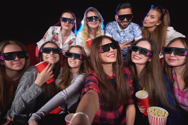 Diverse Gruppe von Freunden, die 3D-Brillen tragen, die zusammen ein Selfie machen, während im Kino Freundschaft Freundschaft Menschen Zusammensein Feier Party Wochenende Treffen Feiertage unterhaltsame Einheit Vielfalt.