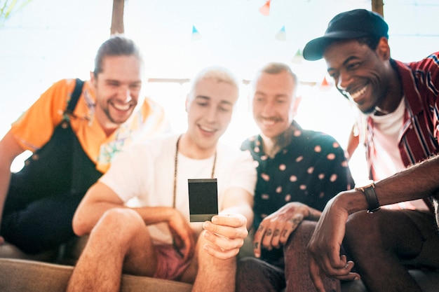 Diverse Gruppe von Freunden, die das Gruppenfoto überprüfen