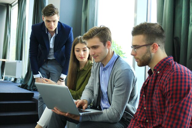 Diverse Gruppe von Menschen Gemeinschaft Zusammengehörigkeit Sitzkonzept.