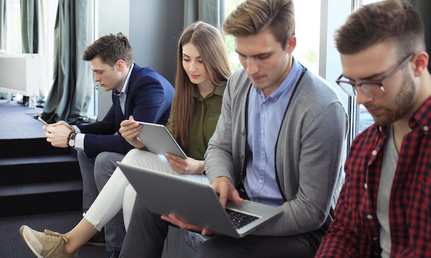 Diverse Gruppe von Menschen Gemeinschaft Zusammengehörigkeit Sitzkonzept.