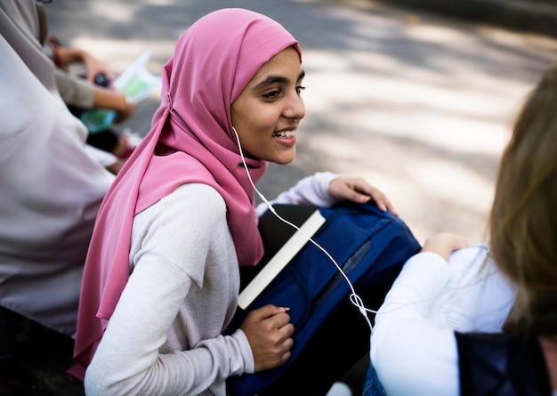 Diverse Kinder lernen im Freien