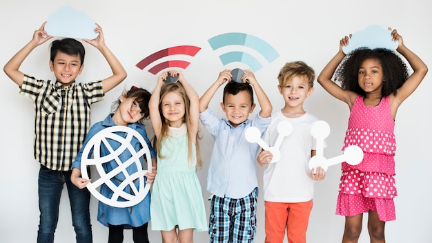 Diverse Kinder mit Internet-Ikonen