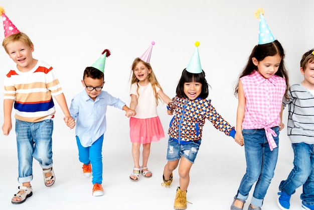 Foto diverse kinder schießen