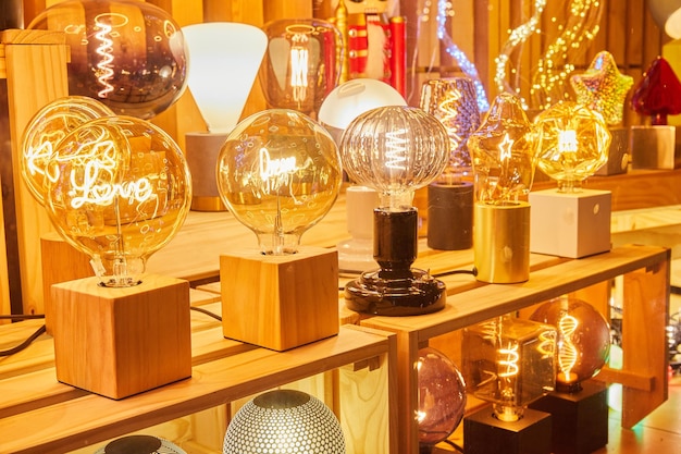 Diverse Lampe in Vitrine Nachtlicht mit Aufschrift