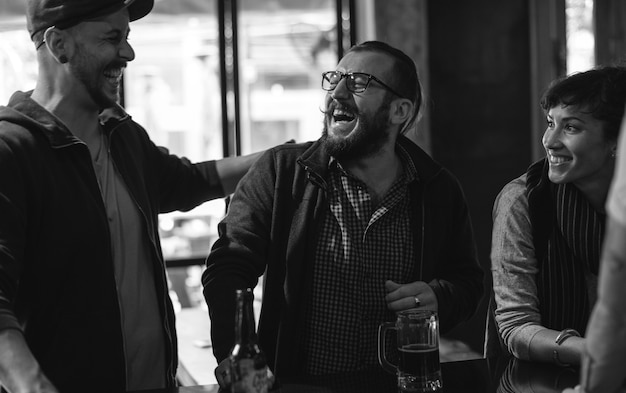 Diverse Leute hängen Pub Freundschaft