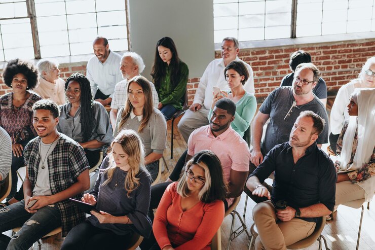 Foto diverse menschen in einem seminar