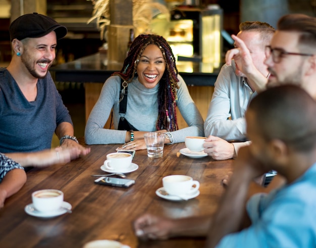 Diverse Menschen treffen sich Kaffee Café Freundschaft