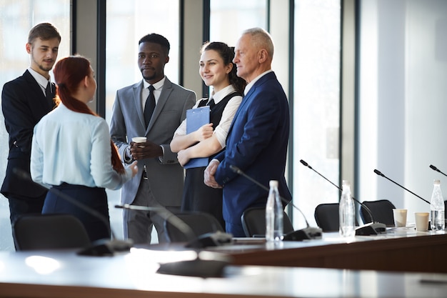 Diverses Business Team diskutiert Projekt