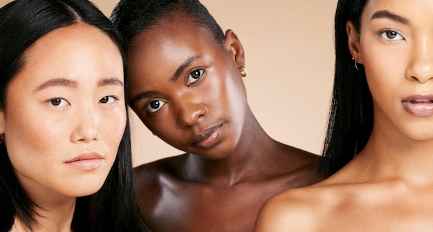 Foto diversidad de belleza y retrato creativo de mujeres en el salón de cuidado de la piel en el fondo del estudio bienestar de la salud y cosméticos de lujo cuidado de la piel saludable y hermosas personas multiculturales con maquillaje natural