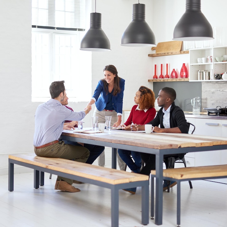 Foto diversidad creativa de la compañía y apretón de manos para discusión de acuerdos y negocios con reunión y café b2b crm y gracias por el trabajo en equipo o colaboración en la oficina para bienvenida asociación de diseño