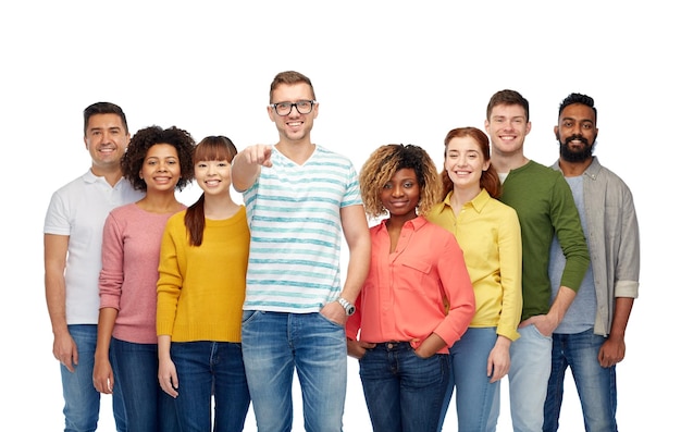 Diversidad, elección, etnia y concepto de personas: grupo internacional de hombres y mujeres sonrientes y felices que le señalan con el dedo sobre el blanco