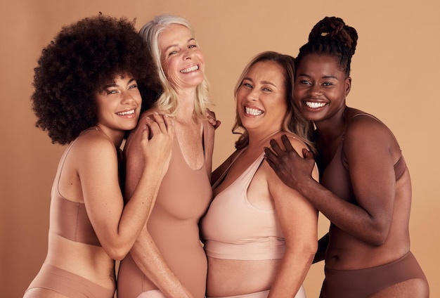 Diversidad feliz y mujeres con belleza natural cuidado de la piel y cosméticos juntos en el fondo del estudio Retrato grupo de modelos femeninas en ropa interior para el bienestar cuerpo real positividad y amor propio