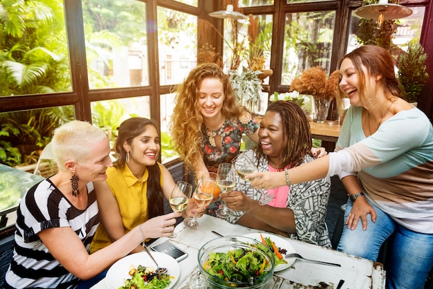 Diversidad grupo de mujeres colgando comiendo juntos concepto