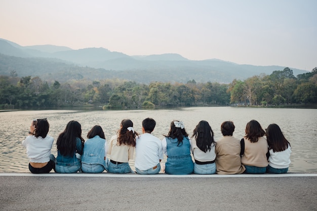 Diversidad grupos de amigos se abrazan juntos.