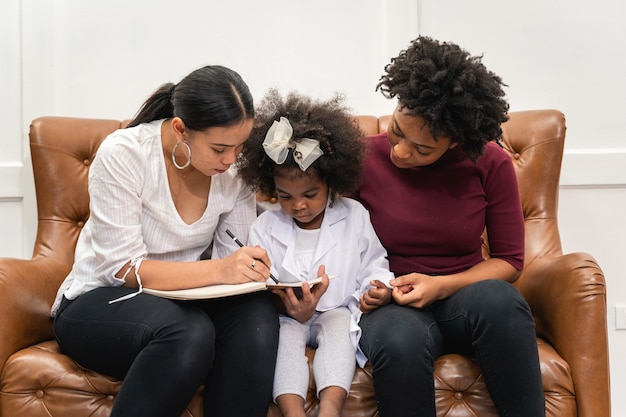 Diversidad LGBT Pareja de lesbianas Momentos Felicidad con su niña africana