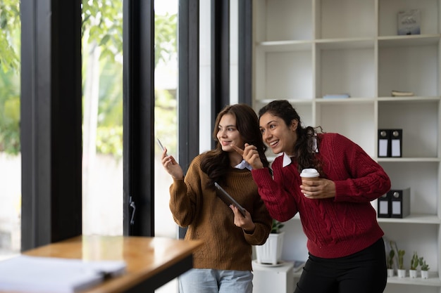 Foto diversidad de mujeres jóvenes que trabajan con tableta digital en la oficina