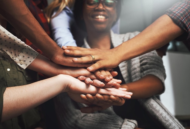 Diversidad oficina y manos para la sinergia con la felicidad para la celebración en el trato trabajo en equipo y colaboración personas sala de juntas y sonrisa para el logro empresarial felicitaciones y creación de equipos