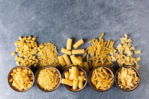 Diversidad de pasta sobre fondo de piedra.