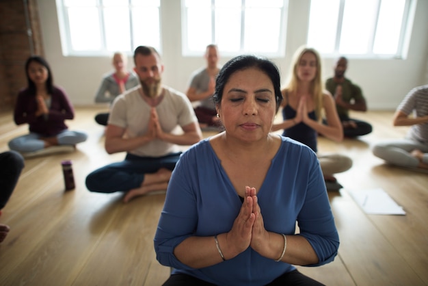 Diversidad personas ejercicio clase relajarse concepto