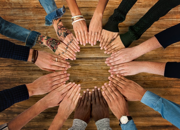 Diversidad de personas manos juntas asociación