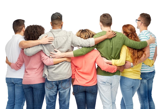 diversidad, raza, etnia y concepto de personas - grupo internacional de hombres y mujeres felices y sonrientes sobre blancos