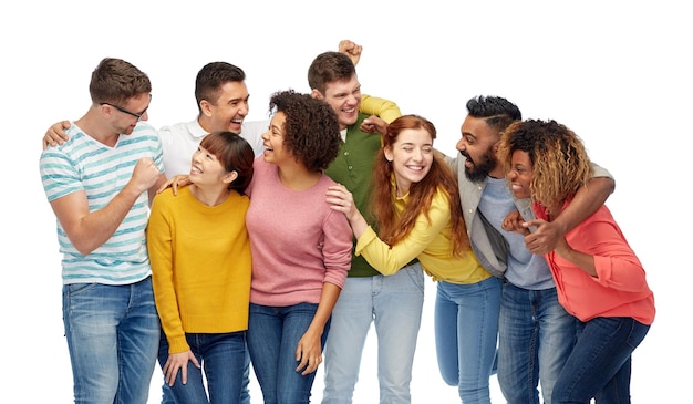 diversidad, raza, etnia, éxito y concepto de personas - grupo internacional de hombres y mujeres felices y sonrientes celebrando la victoria sobre los blancos