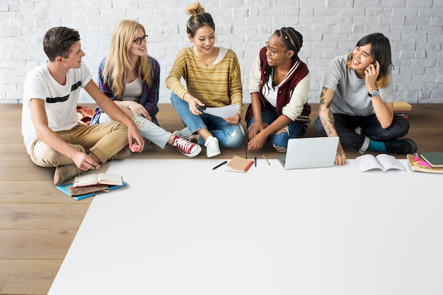 Diversidad Teens Hipster amigo alegre concepto