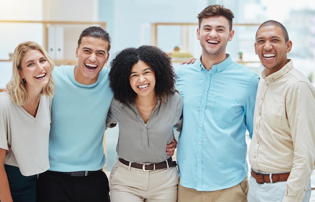 Foto diversidad de trabajo en equipo y apoyo con gente de negocios, trabajadores corporativos y empleados de la empresa, sonrisa feliz y confianza. liderazgo de mentalidad y gestión del crecimiento de la colaboración. retrato en el cargo.