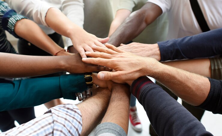 Foto diversidad de trabajo en equipo con manos unidas.