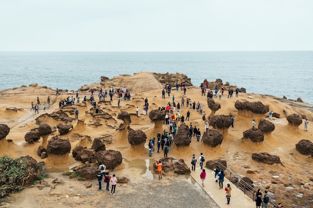 Diversidad de turistas caminando en Yehliu Geopark, un cabo en la costa norte de Taiwán.