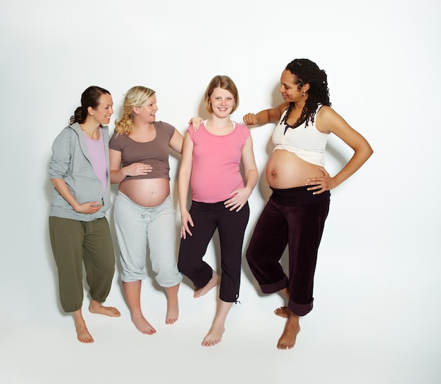 Diversidade amigas grávidas e mãe em estúdio com apoio ou confiança em pilates saúde e roupas de ioga em estúdio Sorria feliz e bem-estar estilo de vida de gravidez com retrato positivo de mulheres