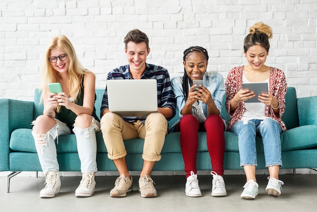 Foto diversidade amigos mulheres usando o conceito de dispositivo digital