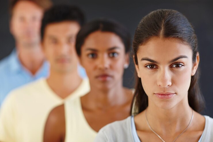 Foto diversidade colegas e confiantes em fila para trabalho em equipe ou colaboração e coworking com fundo escuro como designers gráficos retrato de colega de trabalho e pessoas como funcionários para negócios de startup