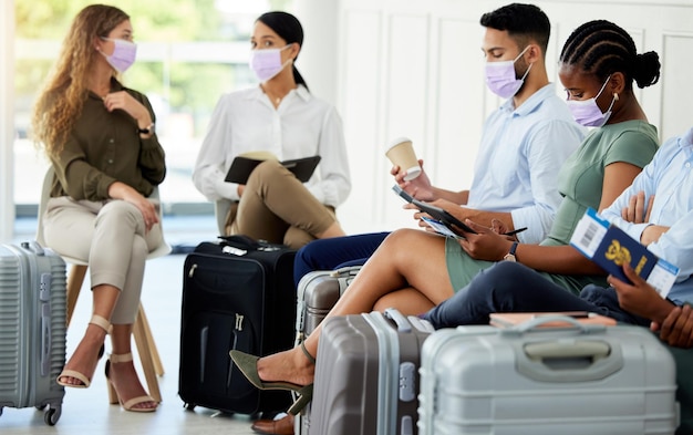 Diversidade covid e viagens de pessoas em um aeroporto esperando para embarcar em um avião com passaporte e máscara Grupo de funcionários da empresa seguem protocolo de segurança para viajar com bagagem em pandemia