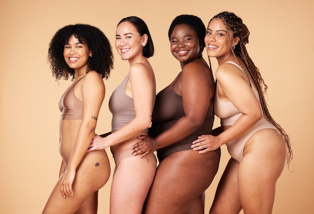 Diversidade da forma do corpo feminino e retrato do grupo juntos para inclusão beleza natural e poder Amigos modelo de cueca felizes em fundo bege com orgulho de celulite e motivação de amor próprio