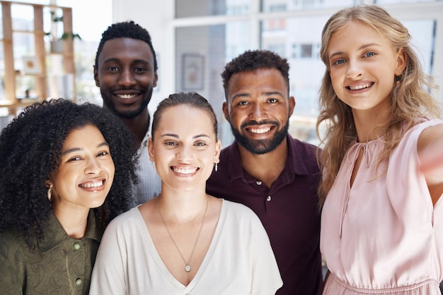 Foto diversidade de empresários e amigos corporativos em selfie felizes em retrato com solidariedade e motivação de equipe sobre nós grupo profissional de homens e mulheres no escritório com sorriso na foto