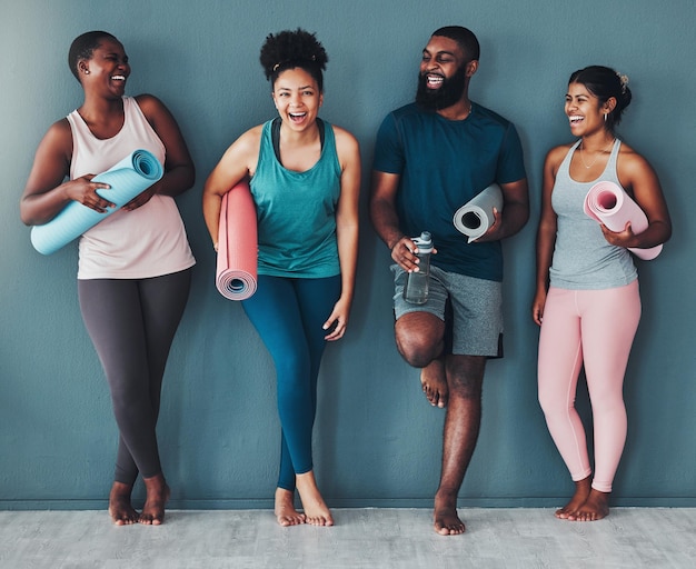 Diversidade de fitness e amigos de retrato na academia para treinar rindo e felizes para se exercitar em um clube Sorria esportes e homem com mulheres em um grupo para um treino cardio ou ioga em uma sala