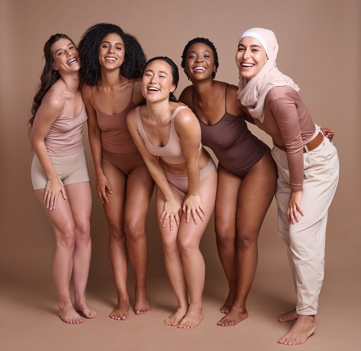 Foto diversidade de mulheres e beleza em estúdio para comunidade global de amor próprio e apoio ao bem-estar e cuidados com a pele saudáveis retrato feminino e modelos felizes corpo grupo positivo e inclusão com solidariedade